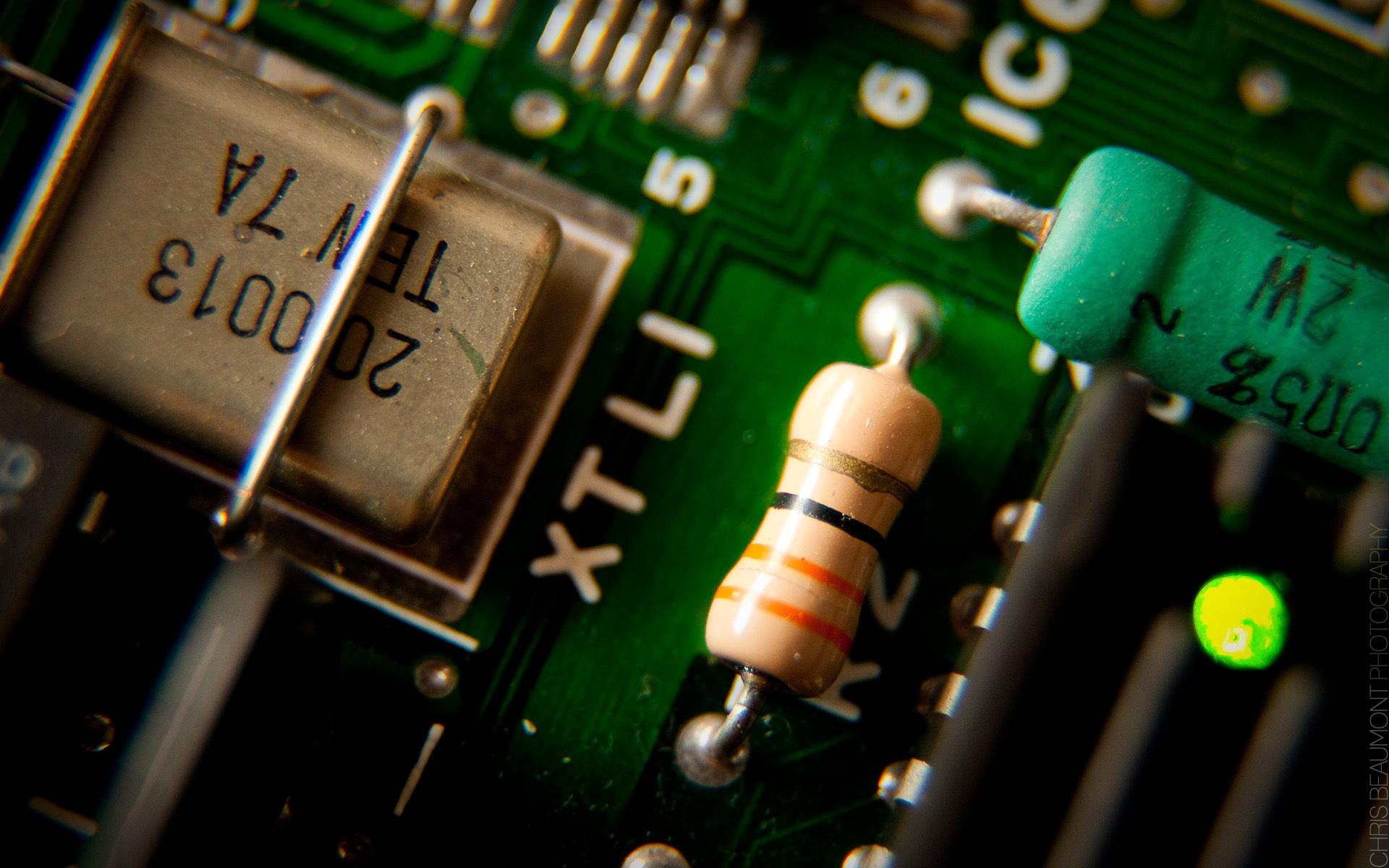 Electronics-hd-wallpaper-21627626-1920-1200